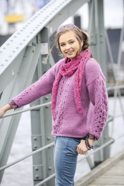 Rosa, handgestrickter Pullover mit Lochmuster, kombiniert mit pinkem DIY-Schal und lässigen Jeans. Modisch & einzigartig.