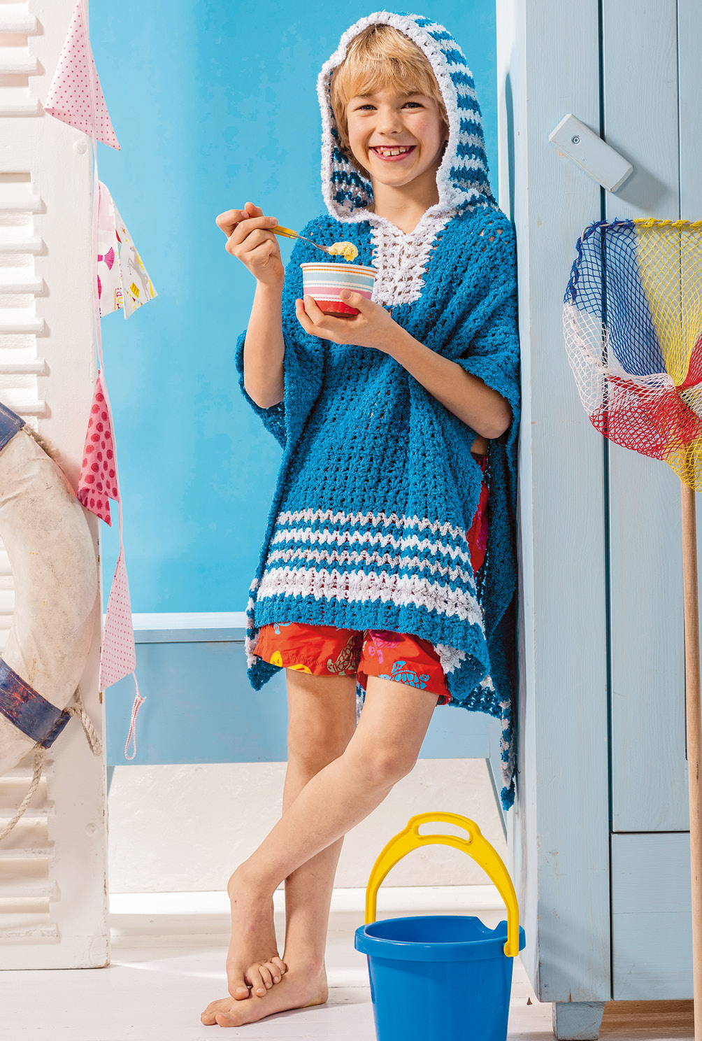 Modellansicht Bild 2: Gehäkelter KInderponcho mit Streifen