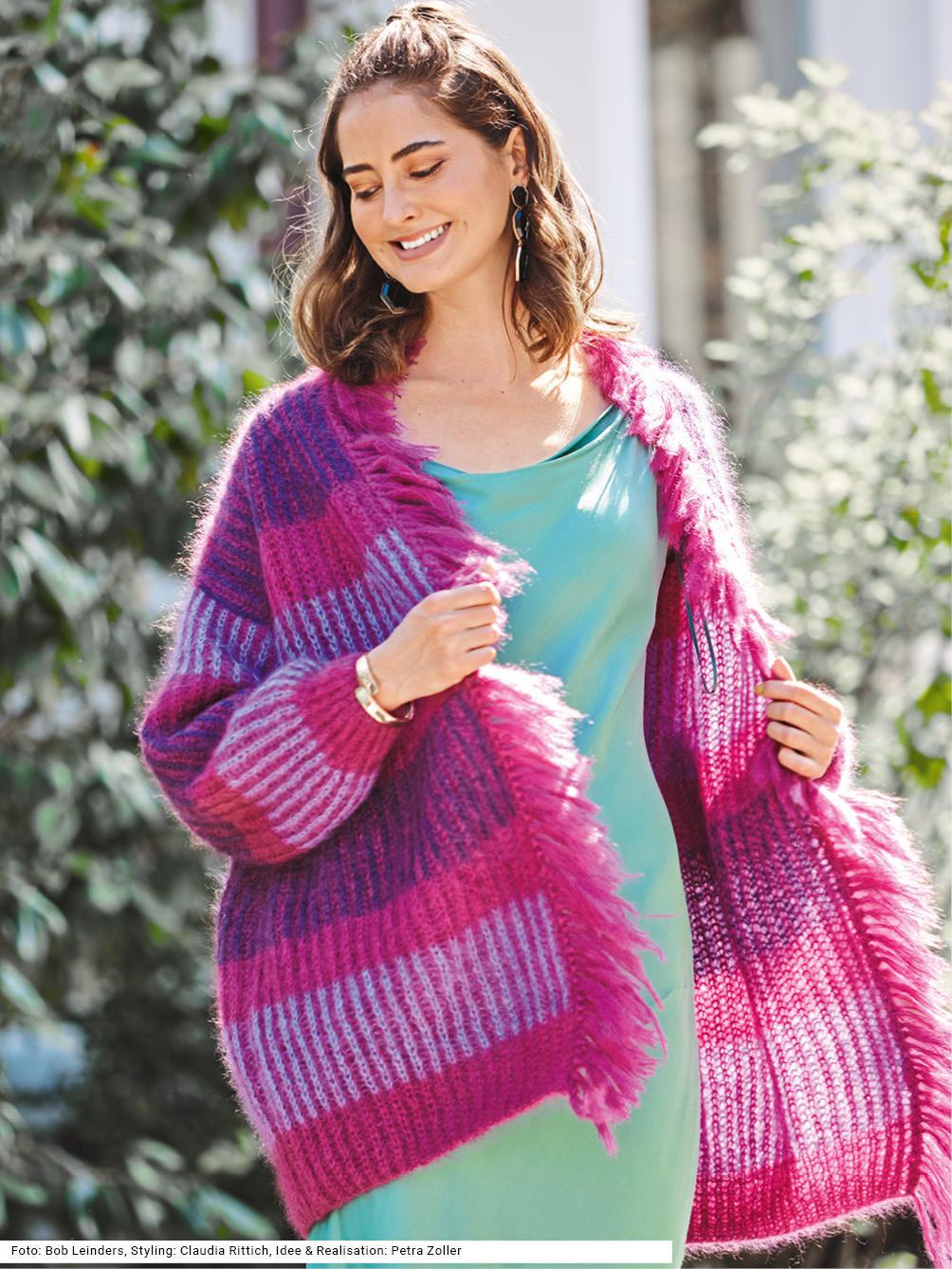 Modellansicht Bild 1: Fransen-Jacke im zweifarbigen Patent in Weinrot, Flieder und Violett