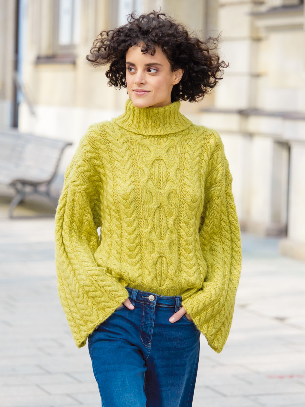 Modellansicht Bild 1: Pullover mit weiten Ärmeln und Zopfmuster