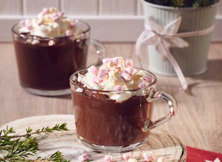 Zwei Gläser heiße Schokolade mit aufgeschlagener Sahne und Marshmallows. Ideal für DIY-Winterabende.