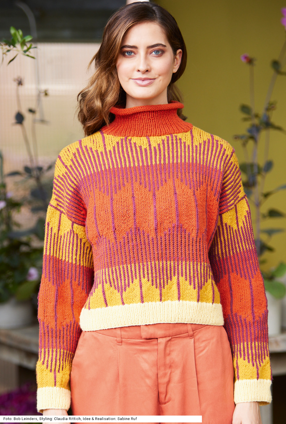 Modellansicht Bild 2: Pulli mit Jacquardmuster und Stehkragen in Weinrot, Orange, Curry und Hellgelb