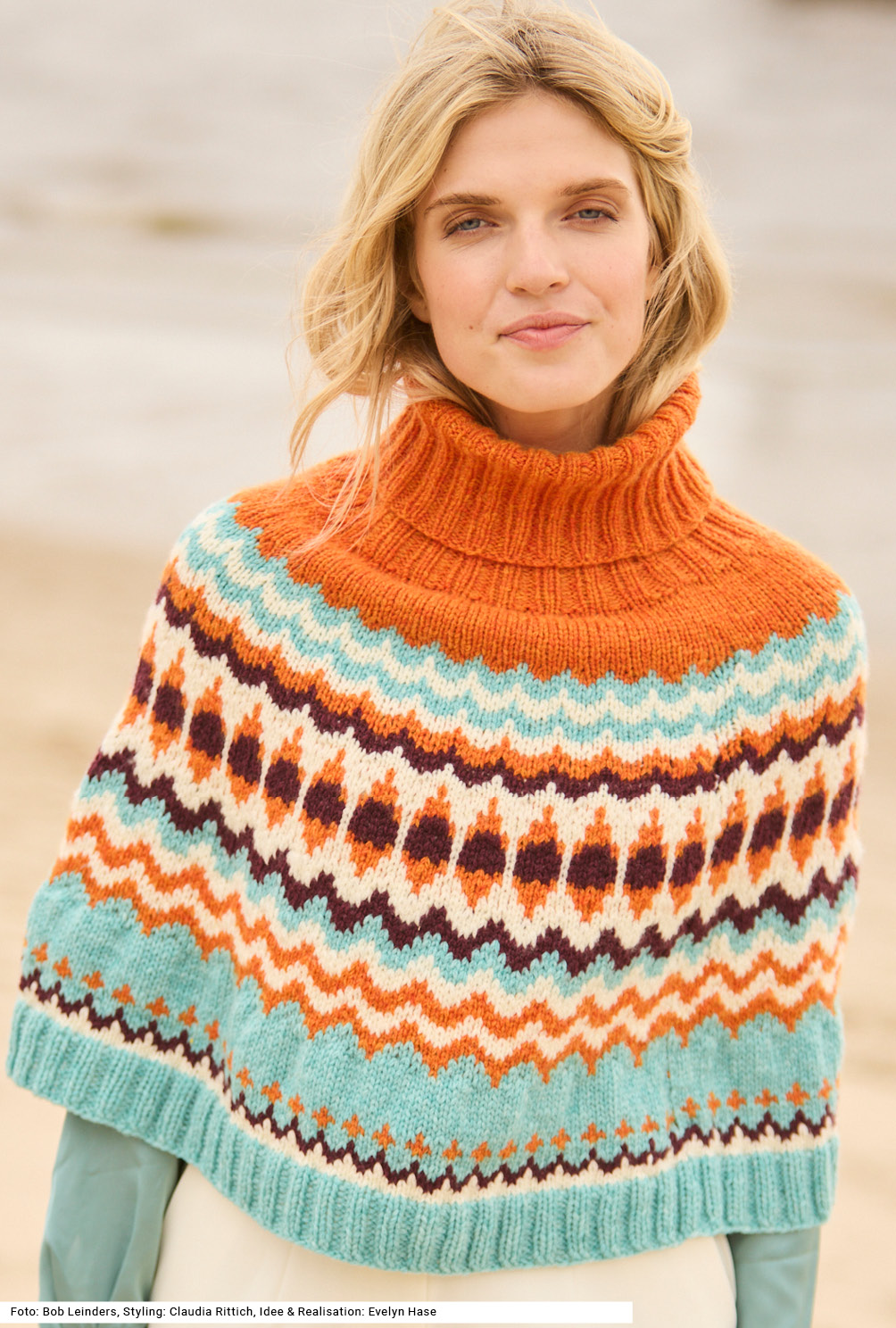 Modellansicht Bild 2: Pelerine im Jacquardmuster