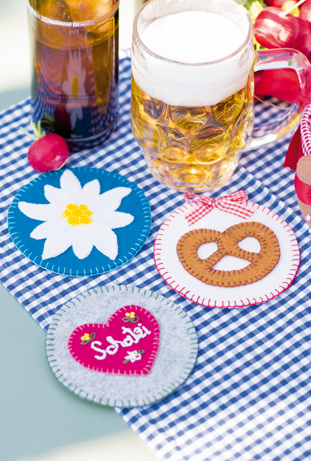 Modellansicht Bild 11: Genähte Tischdeko und gestrickte und gestickte Outfits fürs Oktoberfest