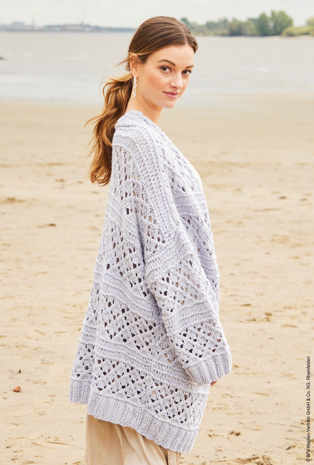 Modellansicht Bild 4: Verschlusslose Jacke mit Mustermix in Hellblau
