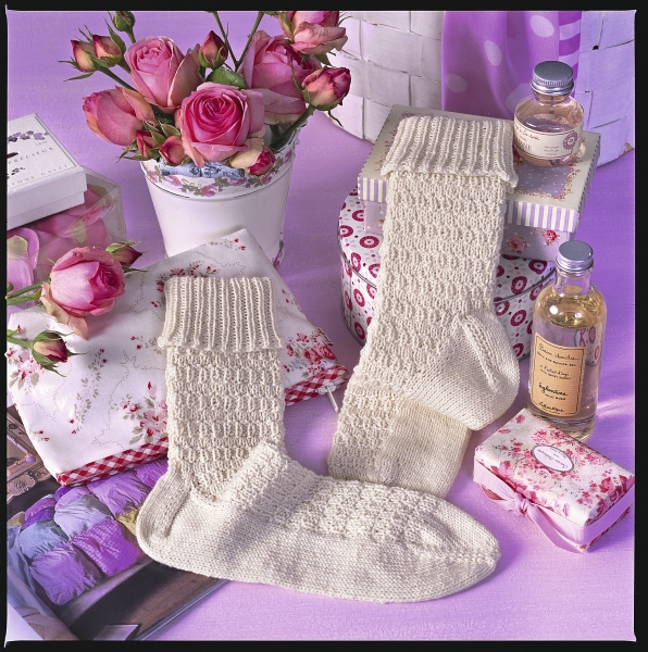 Weiß, gestrickt, vintage, geripptes Bündchen, zartes Muster, DIY, handgemachte Eleganz.