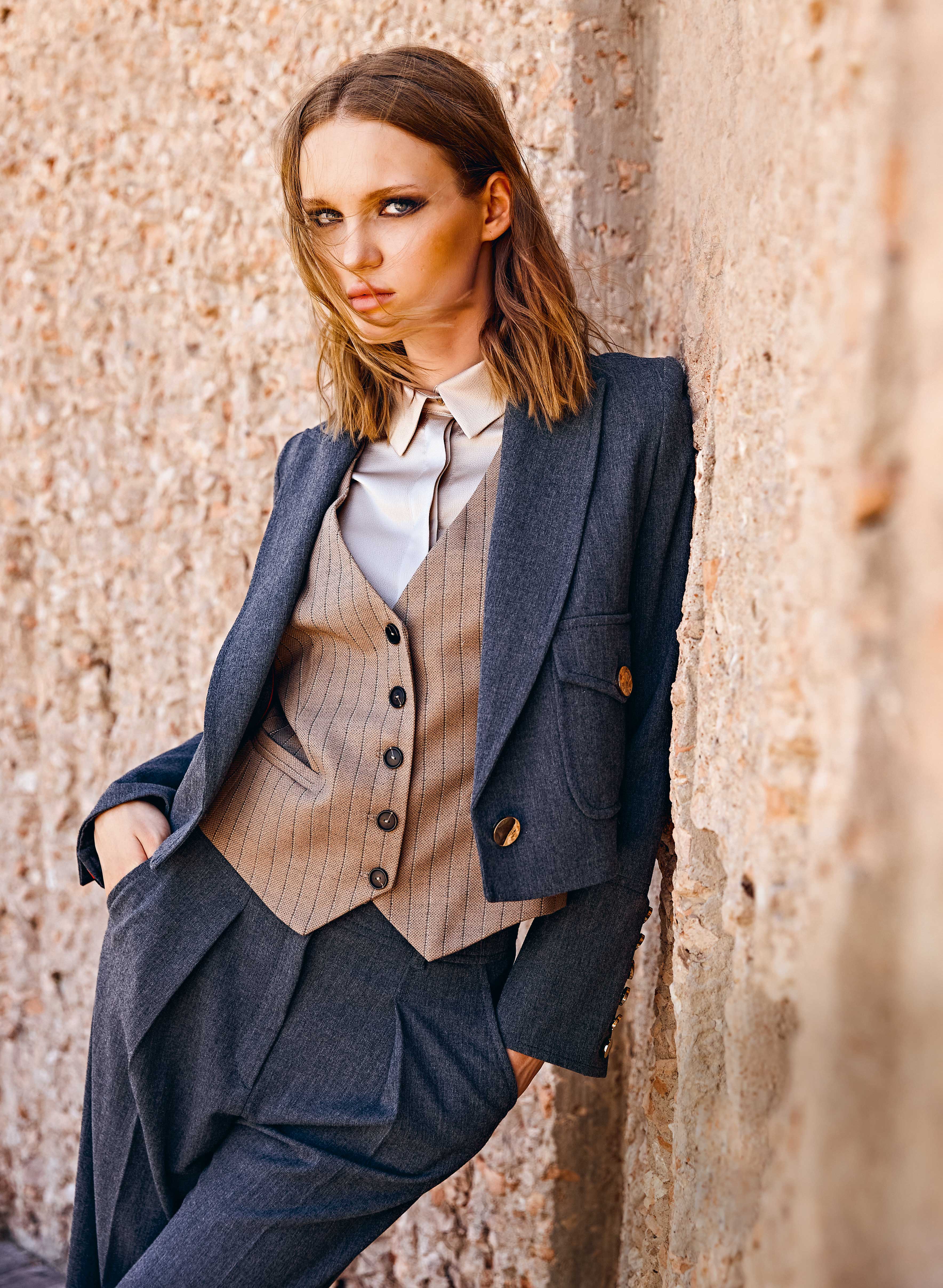 Modischer Anzug mit dunkelblauem Sakko, gestreifter Weste und weiten Hosen. Klassisch und trendy.