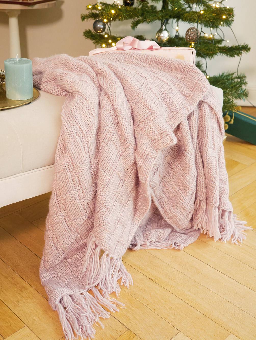 Rosa Strickmuster, handgefertigt, mit Fransen, weicher DIY-Charme, modisch und elegant.
