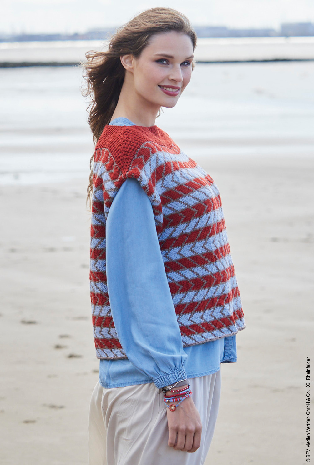 Modellansicht Bild 4: Oversize Pullunder im Jacquardmuster in Rot, Taupe und Hellblau