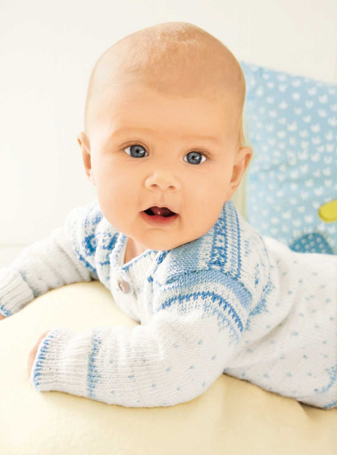 Modischer, handgestrickter Pullover in Blau-Weiß mit Muster. Weiche, angenehme Wolle, perfekt für Babys.