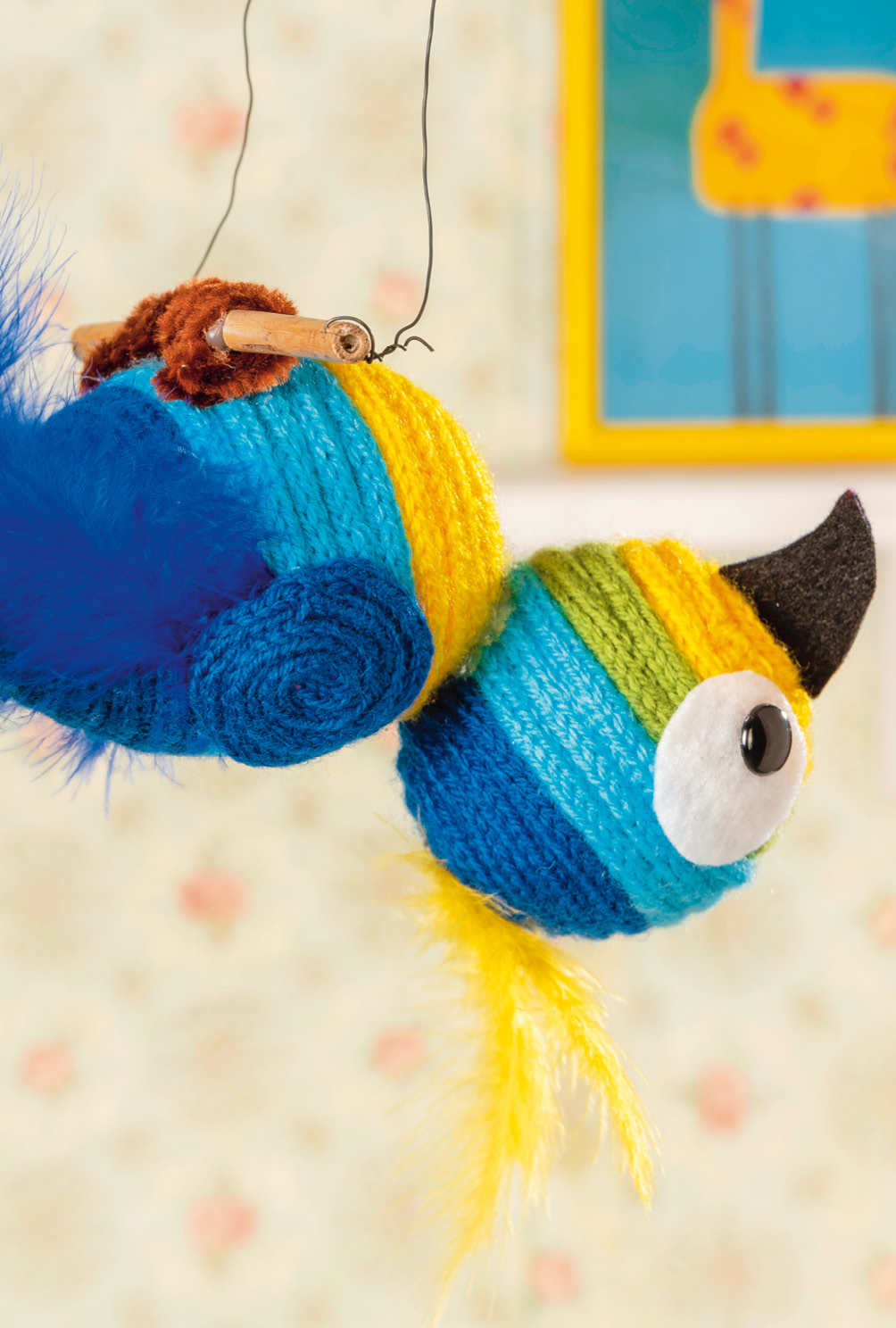 Modellansicht Bild 4: Farbenfroher Papagei aus Wollkordeln mit der Strickliesel