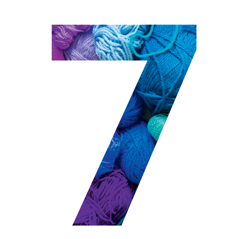 Bunte Garnrollen in Violett und Blau; perfekt für handgemachte und kreative Strickprojekte.