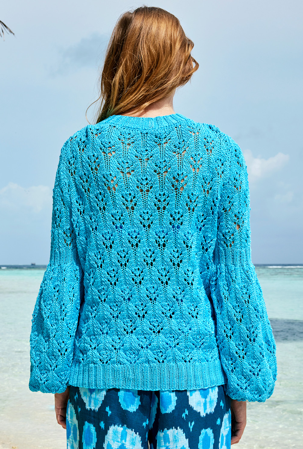Modellansicht Bild 7: Blauer Pulli mit Keulenärmeln