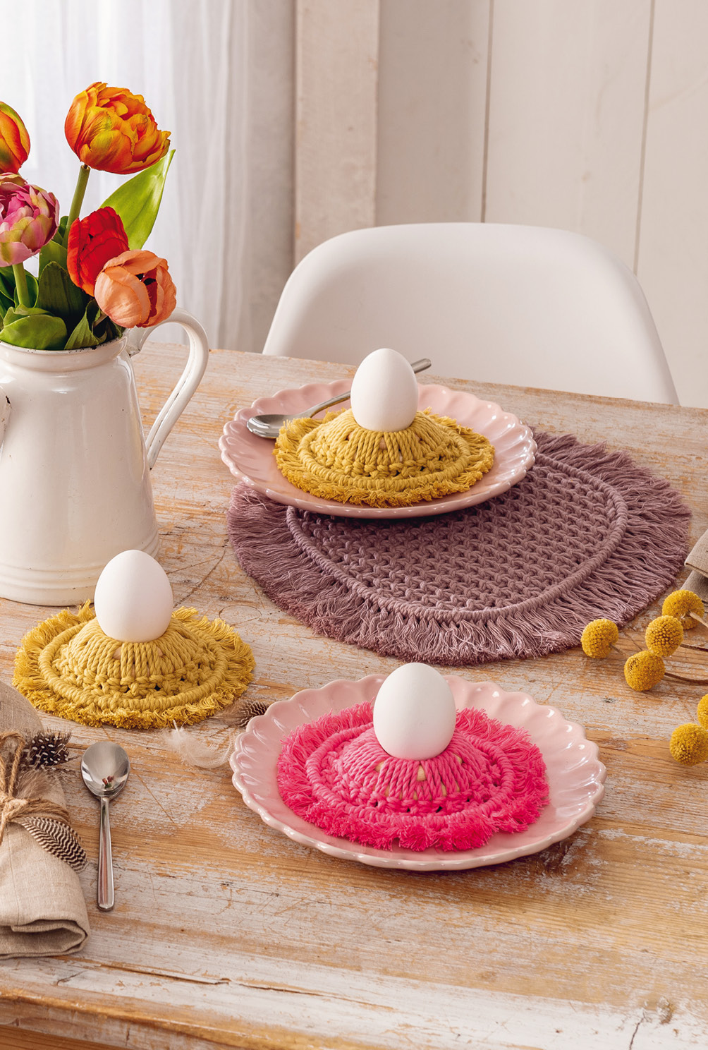 Modellansicht Bild 3: Makramee-Set aus Eierbechern und Tischset in Pink, Flieder und Gelb