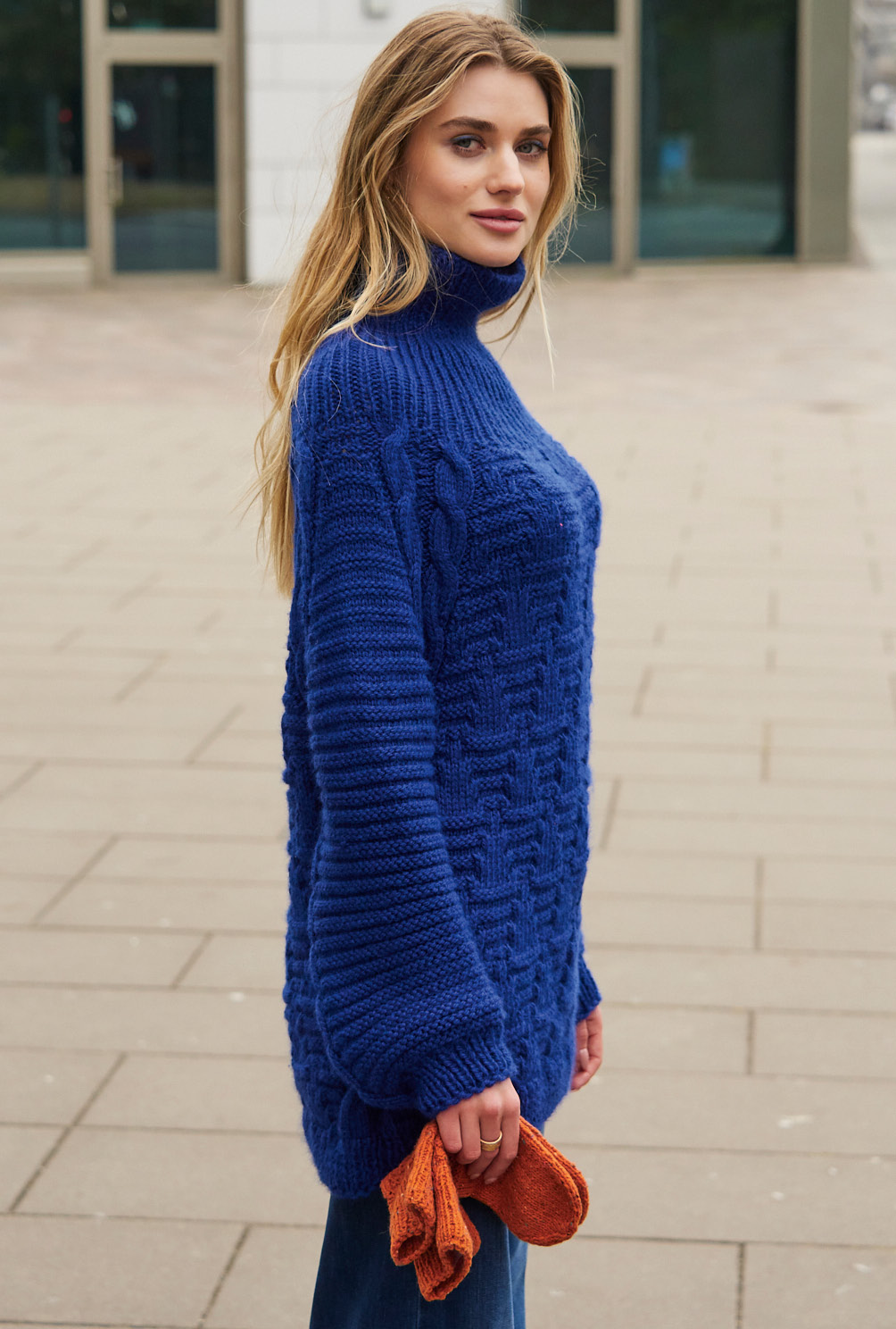 Rollkragenpulli in Blau und Handschuhe in Orange mit Rechts-Links-Muster in Blau