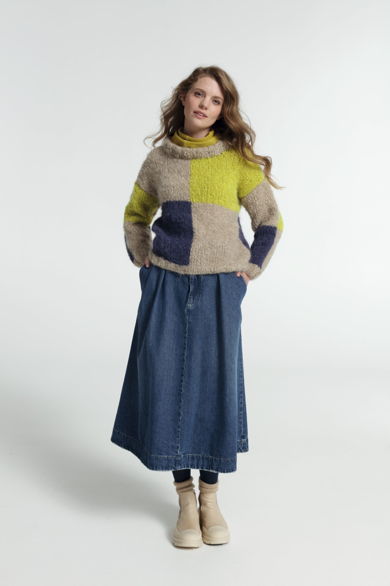Modischer Strickpullover im Patchwork-Design, kombiniert mit langer, lässiger Jeansrock. Handgemacht und zeitlos.