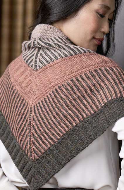 Modisches Dreieckstuch in Rosa und Grau, mit Streifen und geometrischem Muster, handgemacht und elegant.