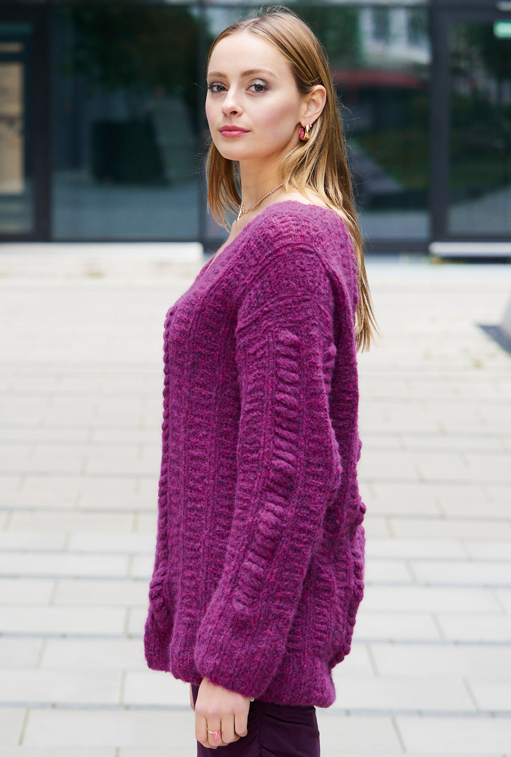 Modellansicht Bild 6: Pflaumenfarbener Pulli mit V-Ausschnitt