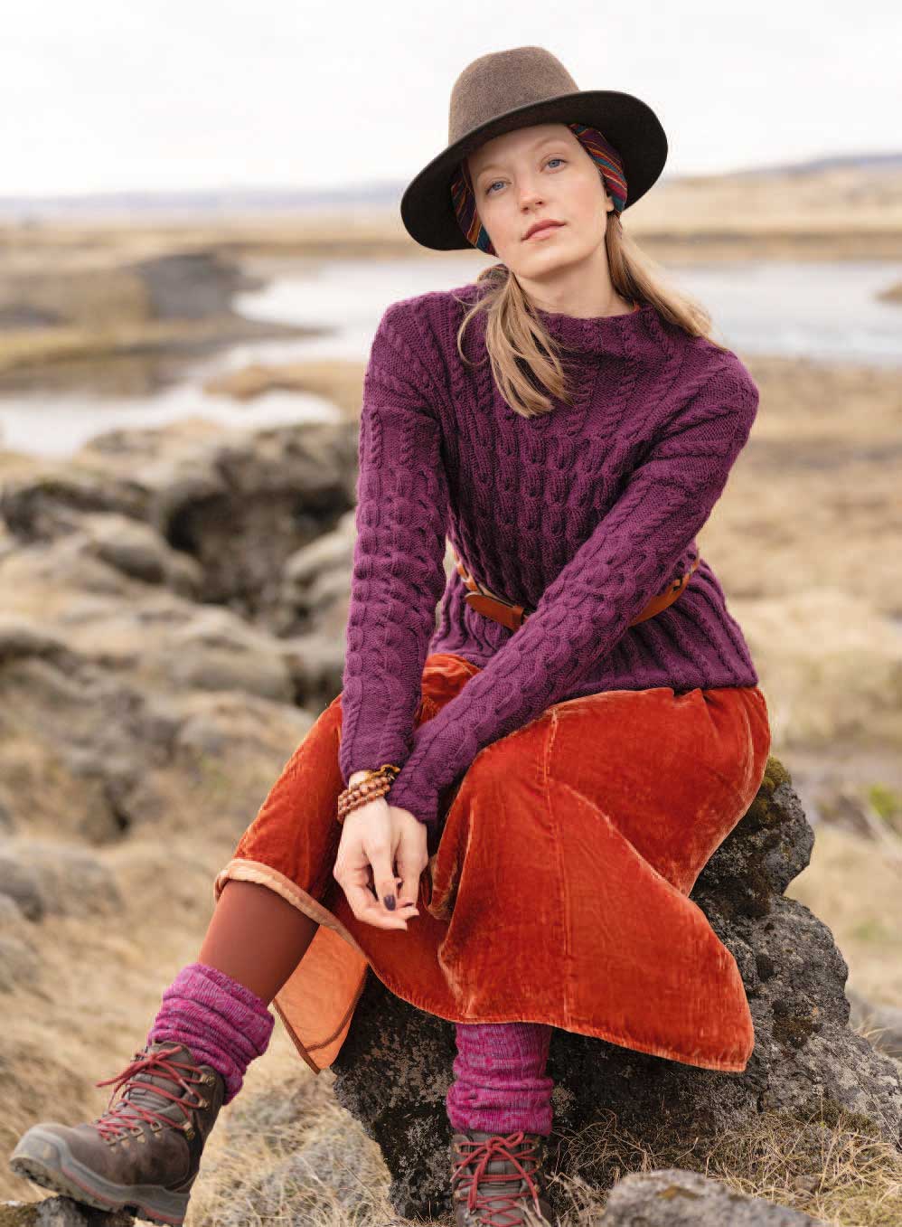 Lila Zopfmuster-Pullover, roter Samtrock, modisch, handgemacht, Filzhut, warme Töne, DIY-Accessoires.