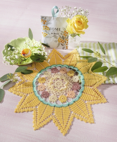 Buntes Häkeldeckchen in Gelb, Mint und Pastelltönen; florales Muster, handgemacht, DIY, aufwendige Handarbeit.