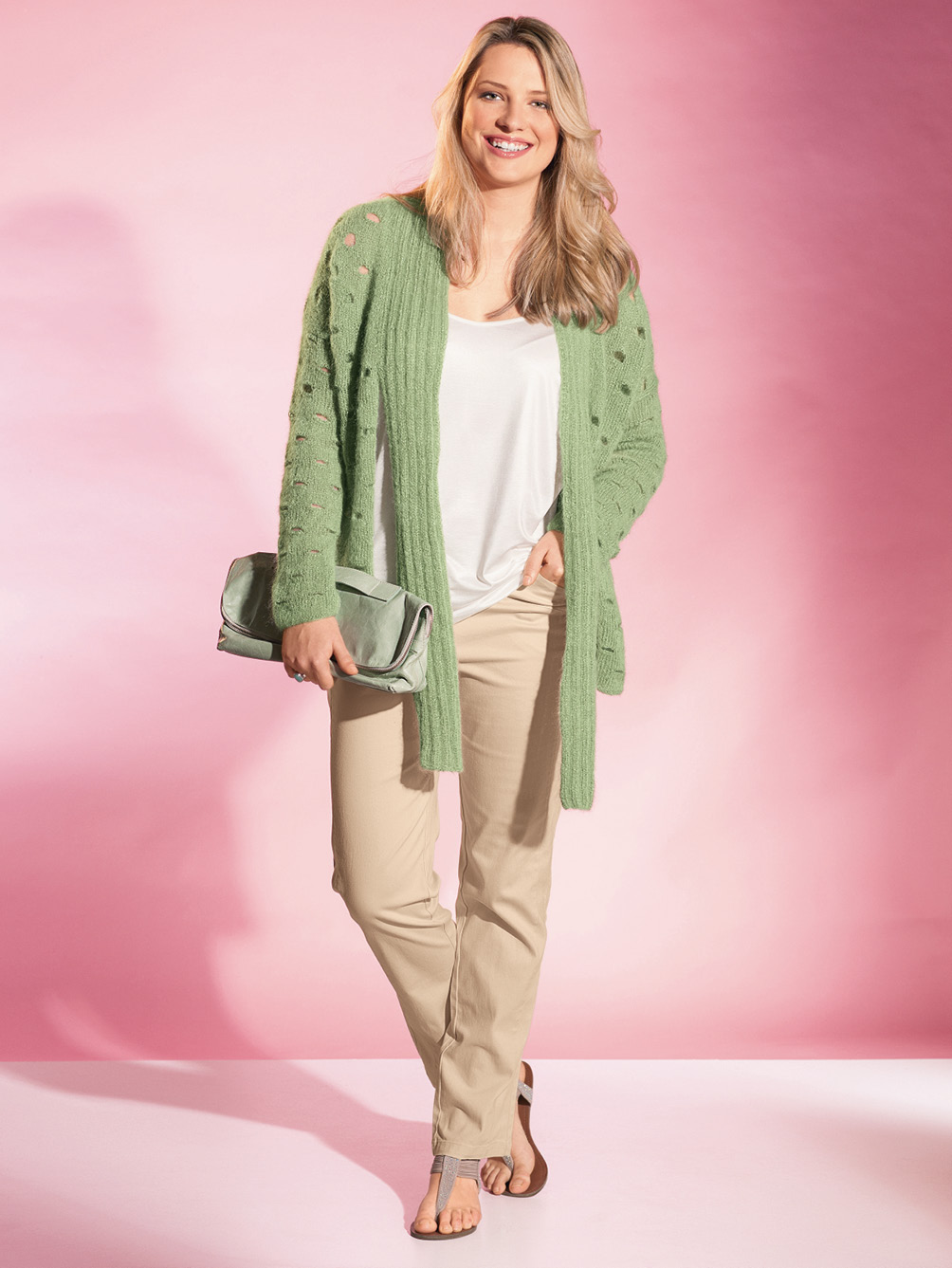 Modellansicht Bild 1: Lindgrüner Cardigan mit Schalkragen und Lochmuster