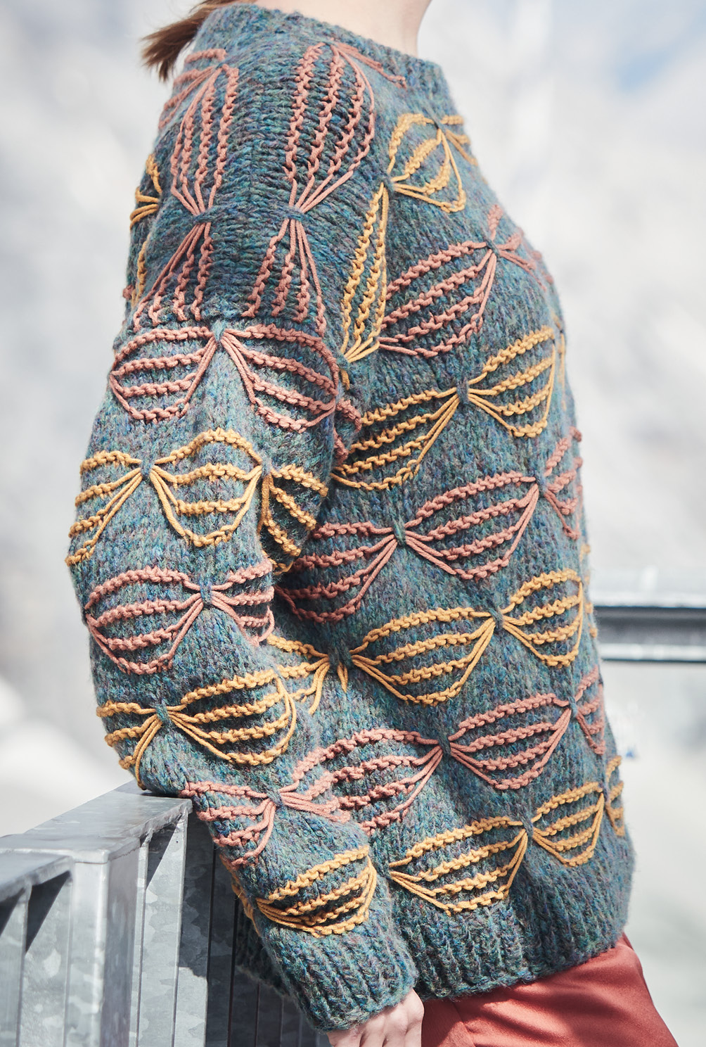 Modellansicht Bild 4: Meergrüner Pulli mit farbigem Hebemaschenmuster