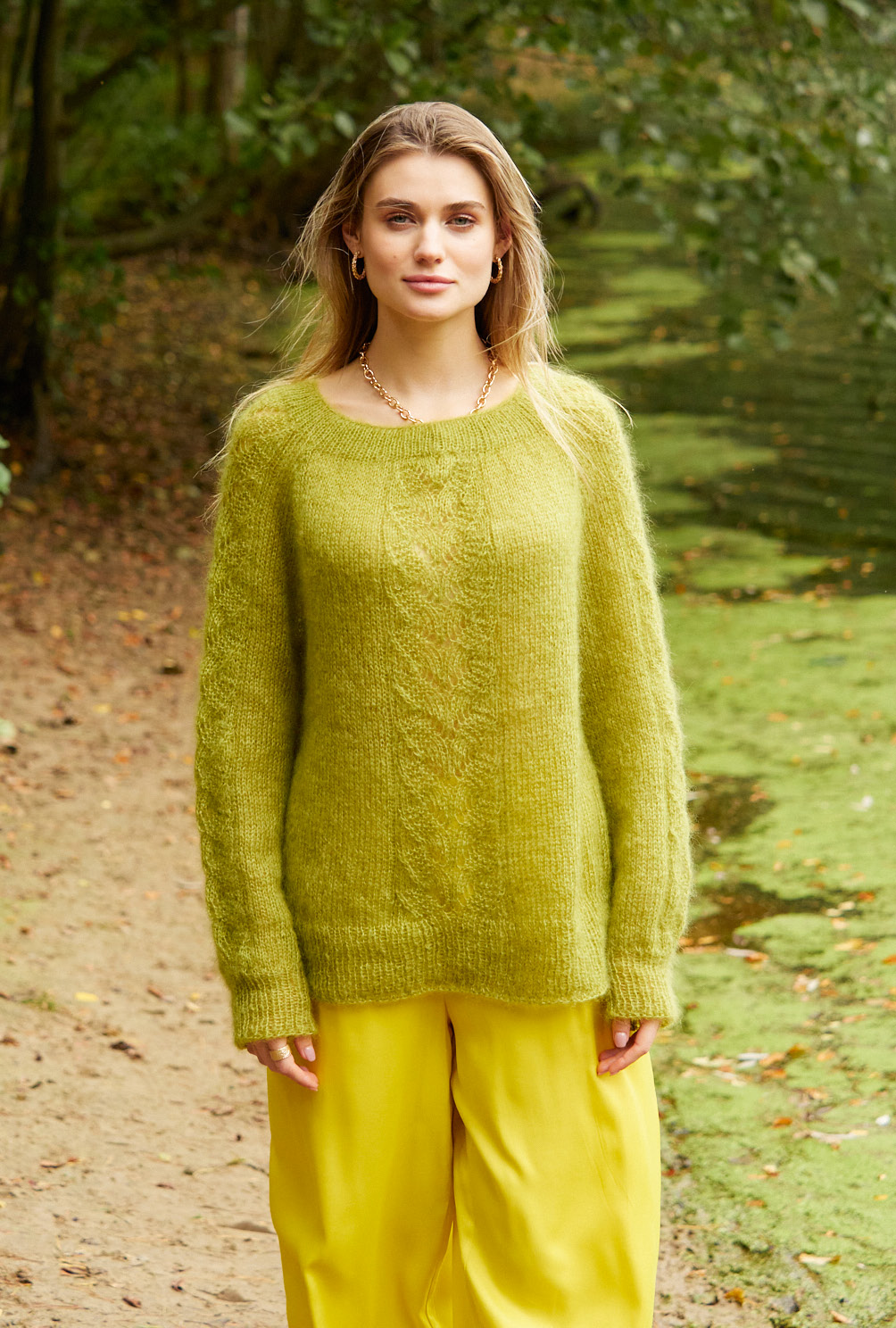 Modellansicht Bild 2: Grüner Raglanpulli mit Ajourmusterbordüre