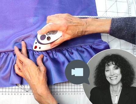 Lila Stoff mit glänzendem Finish, gerafft, handgemacht, modisch, akzentuiert mit Bügeltechnik.