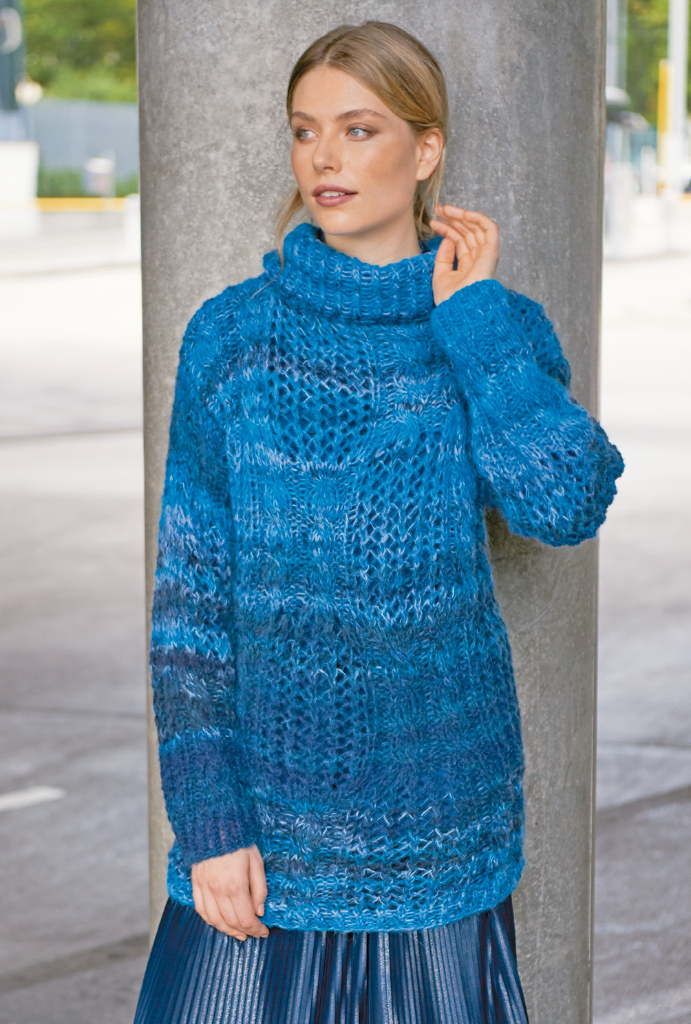 Modellansicht Bild 2: Pulli mit Musterquadraten in Blau meliert