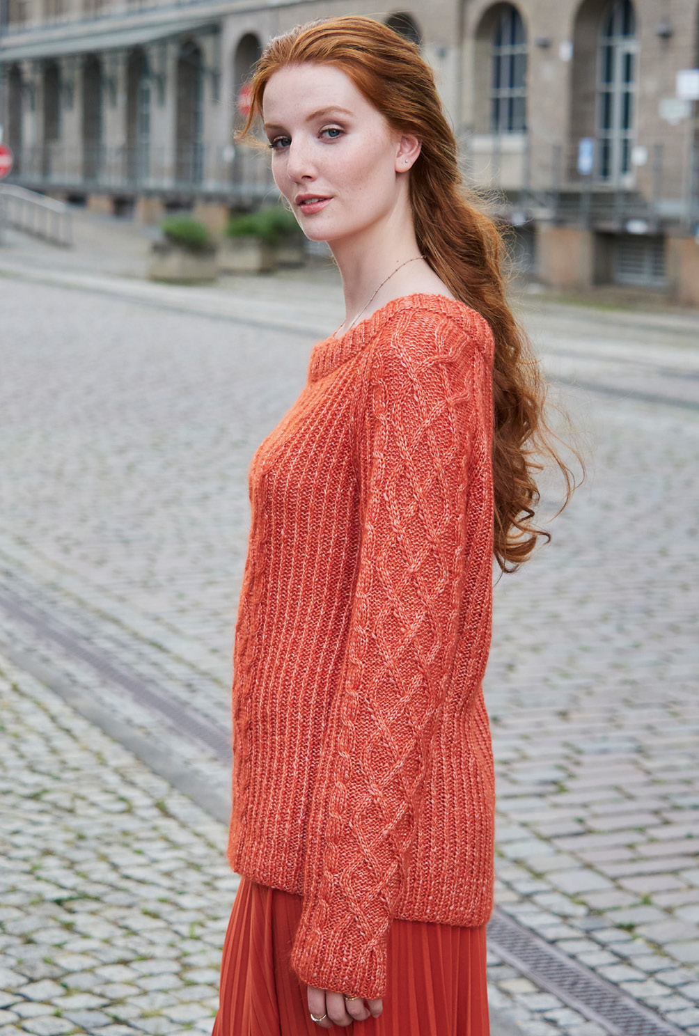 Modellansicht Bild 7: Raglanpulli mit Flechtmuster