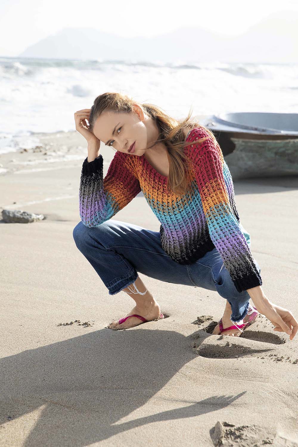 Regenbogenfarbener Pullover, grobgestrickt. Modisch-lässiger Schnitt, kombiniert mit Jeans. Handgemacht, farbenprächtig.