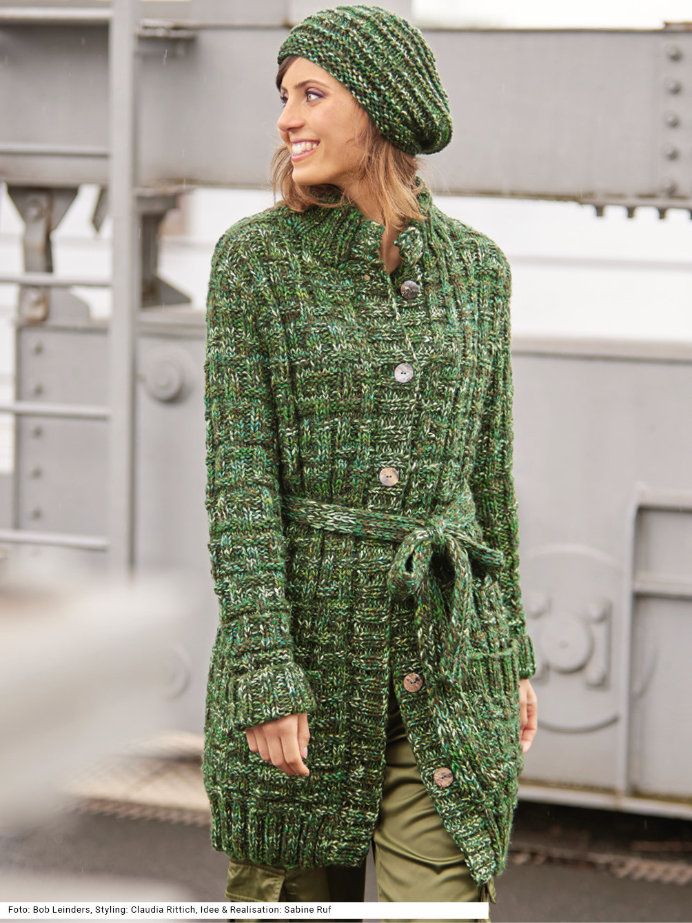 Modellansicht Bild 1: Jacke mit Baskenmütze mit Strukturmuster in grün-braunem Farbverlauf