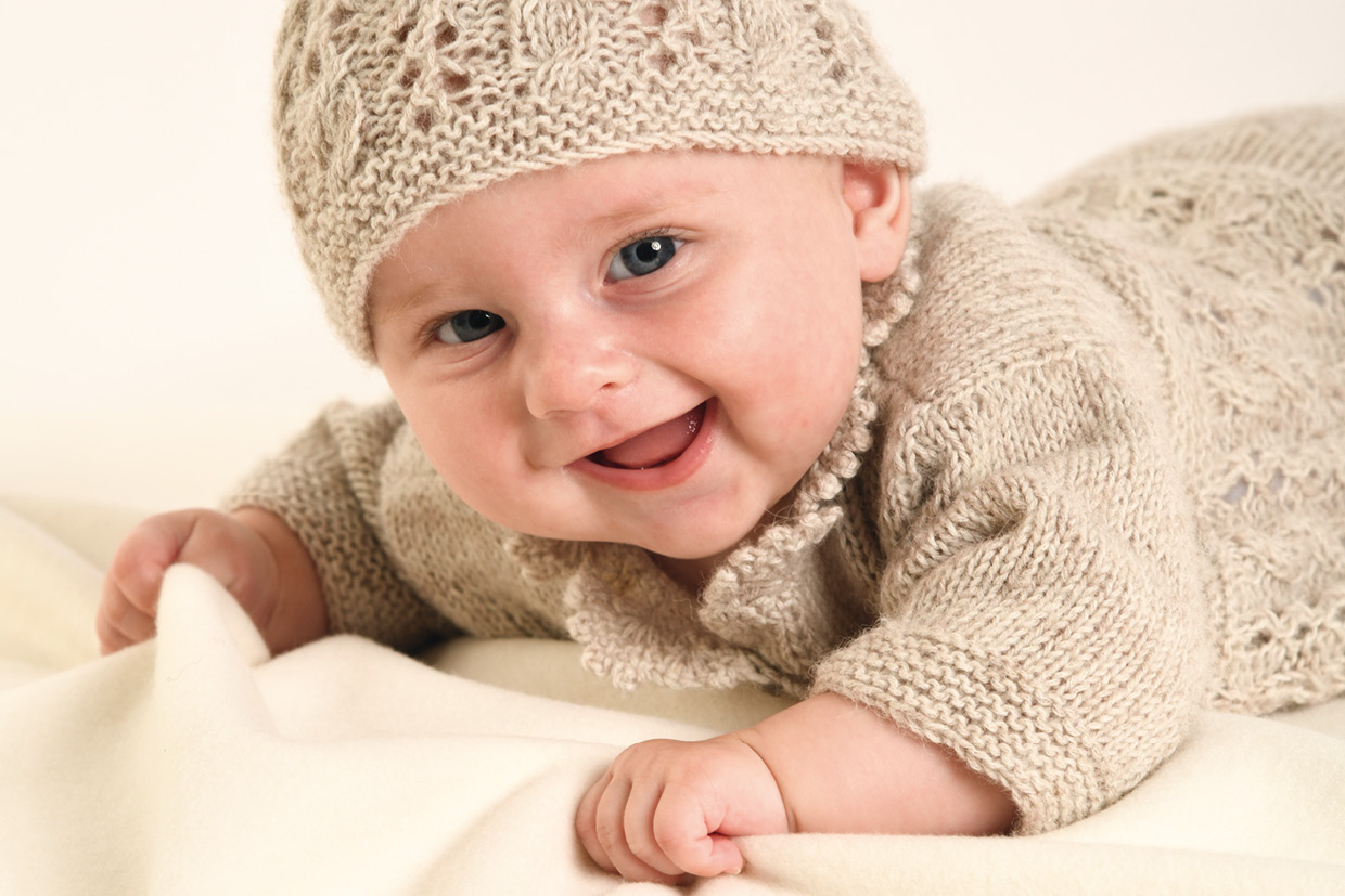 Modellansicht Bild 1: Strick-Set aus Mütze, Jacke und Hose in Beige fürs Baby
