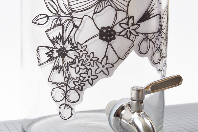 Durchsichtiger Krug mit handgezeichnetem Blumenmuster, modern und kunstvoll gestaltet.