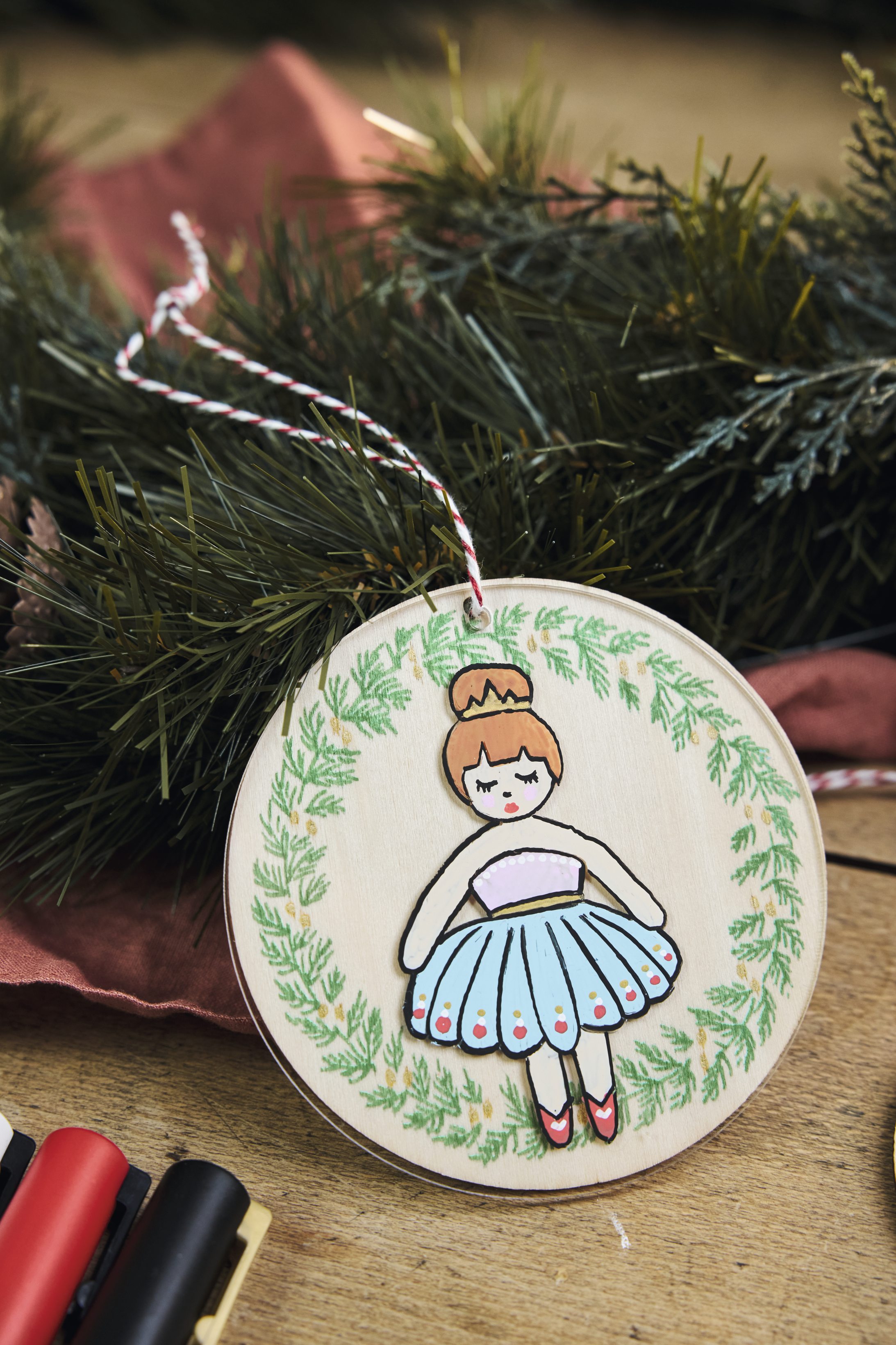 Modisch, handgemacht: Blaues Ballettkleid mit roten Akzenten, Kreisornament, DIY-Optik.