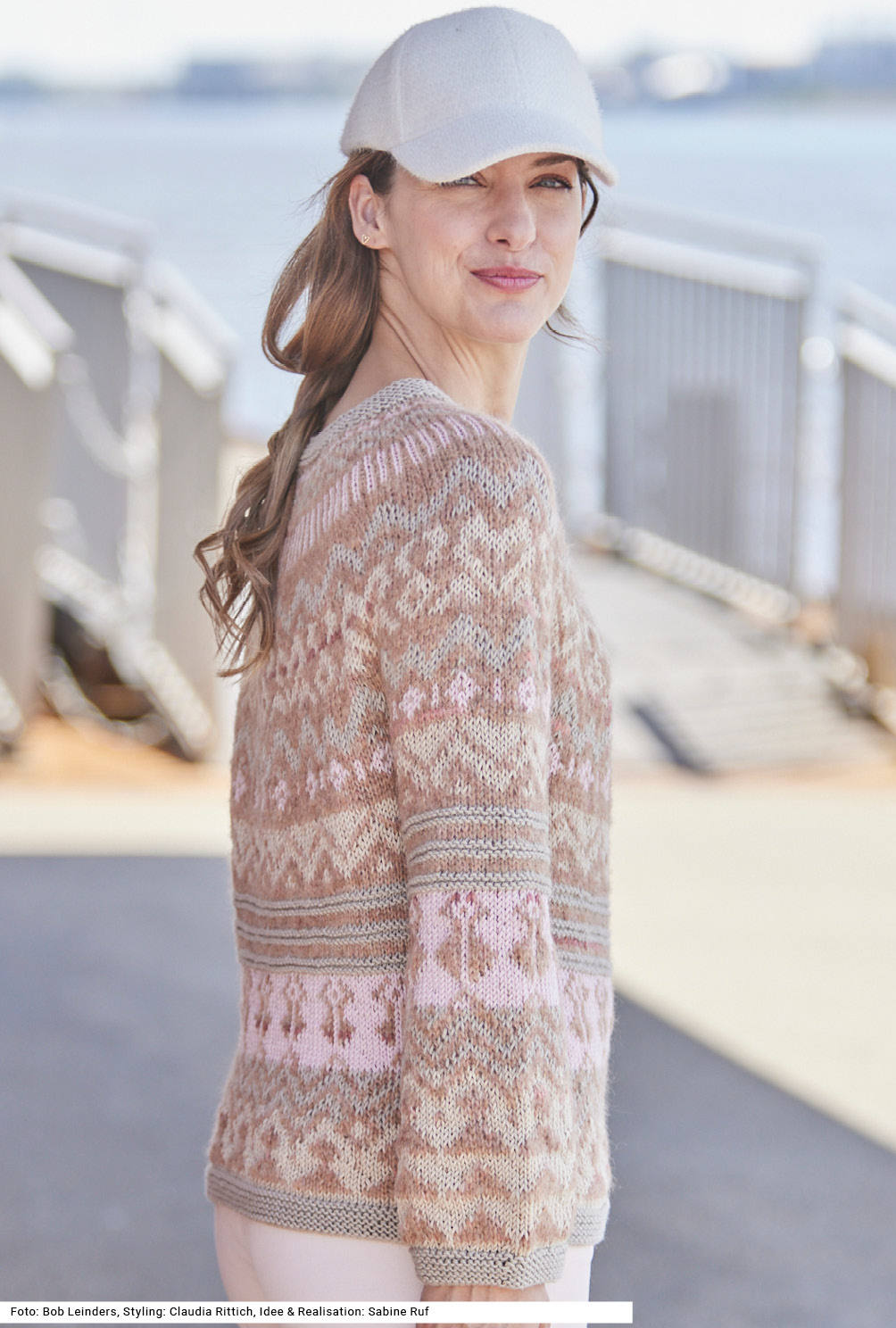 Modellansicht Bild 4: Raglan von oben: Pulli mit Jacquardmuster in Greige, Sand, Puderrosa und Beige