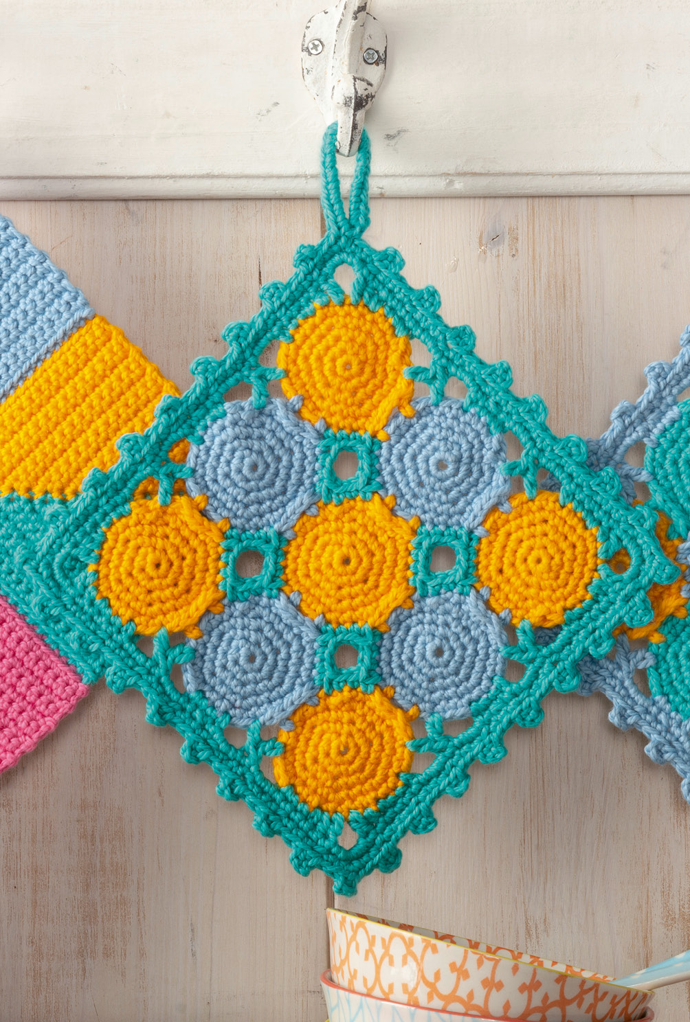 Modellansicht Bild 4: Gehäkelte Topflappen in Blau, Gelb, Pink und Grün