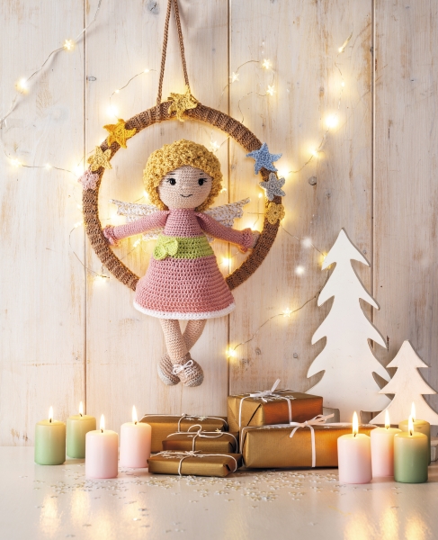Gehäkelter Engel in rosa Kleid, mit grüner Schleife und goldenen Haaren; liebevoll handgemacht, DIY-Stil.