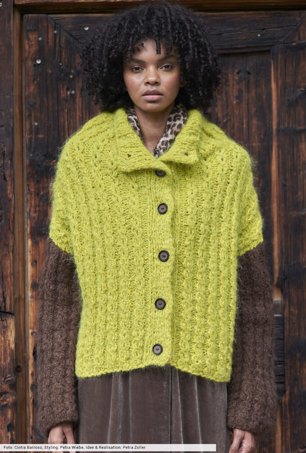 Modellansicht Bild 2: Zweifarbige Jacke mit Stehkragen