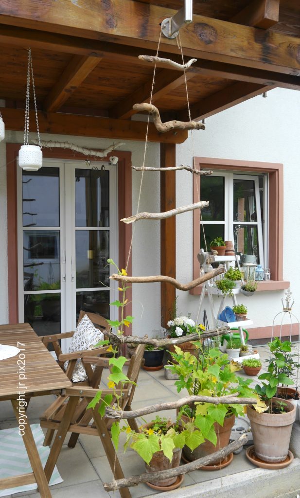 Natürliche Holzmobile, rustikale Äste, DIY-Stil, harmonisch, kreative Gartendeko, handgemacht.