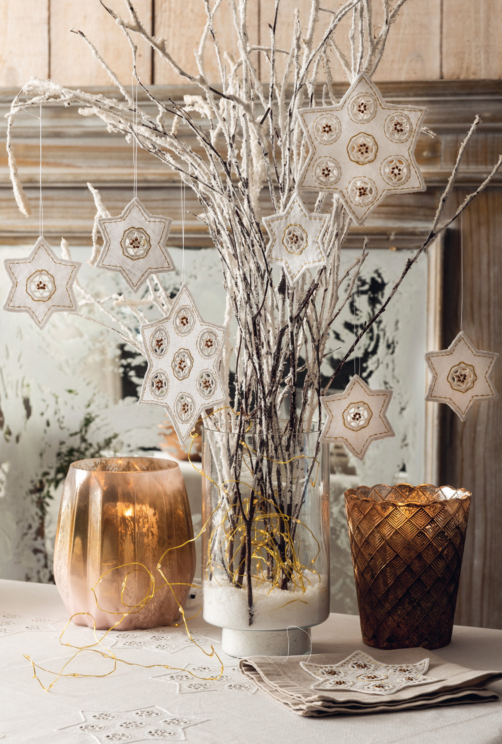 Modellansicht Bild 8: Mit Sternen bestickte Tischdecke, Sternenuntersetzer und -anhänger sowie Stulpen