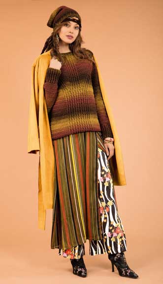 Modisches Outfit: Strickpullover in Erdnuancen, gestreifter Rock, gemusterte Stiefel. Handgemachte, bunte Vielfalt.