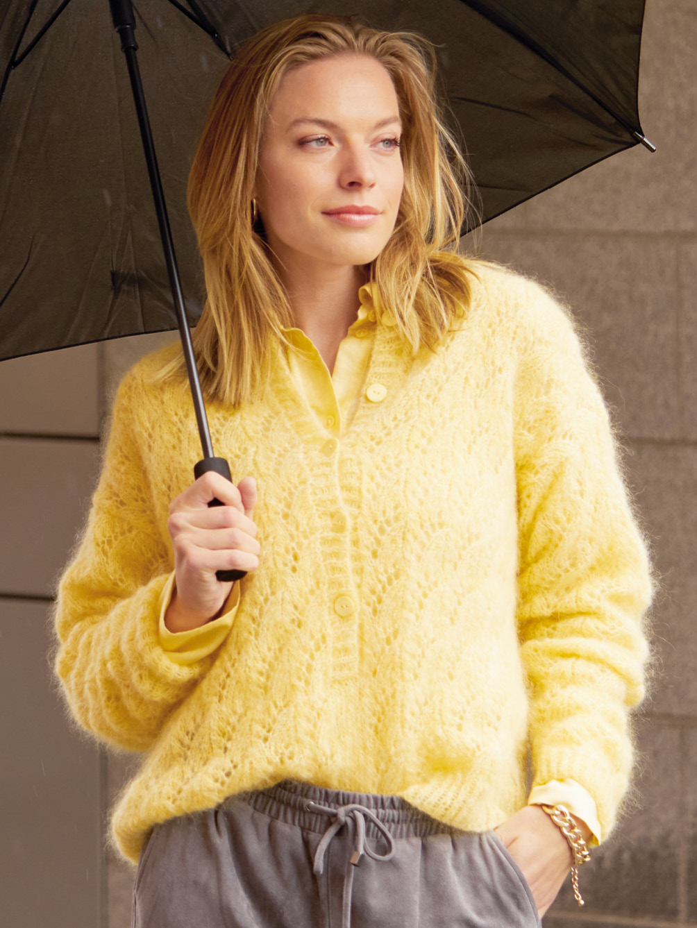 Modellansicht Bild 1: Flauschiger Ajour-Cardigan aus Mohairgarn