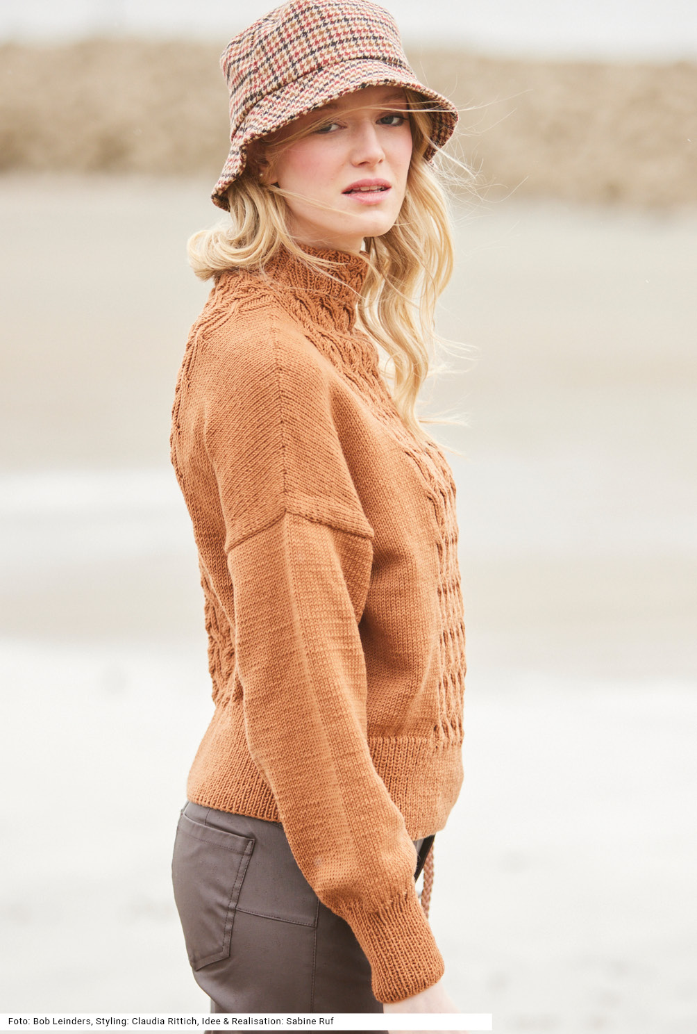 Modellansicht Bild 3: Pulli mit Zöpfen und Stehkragen in Karamellbraun