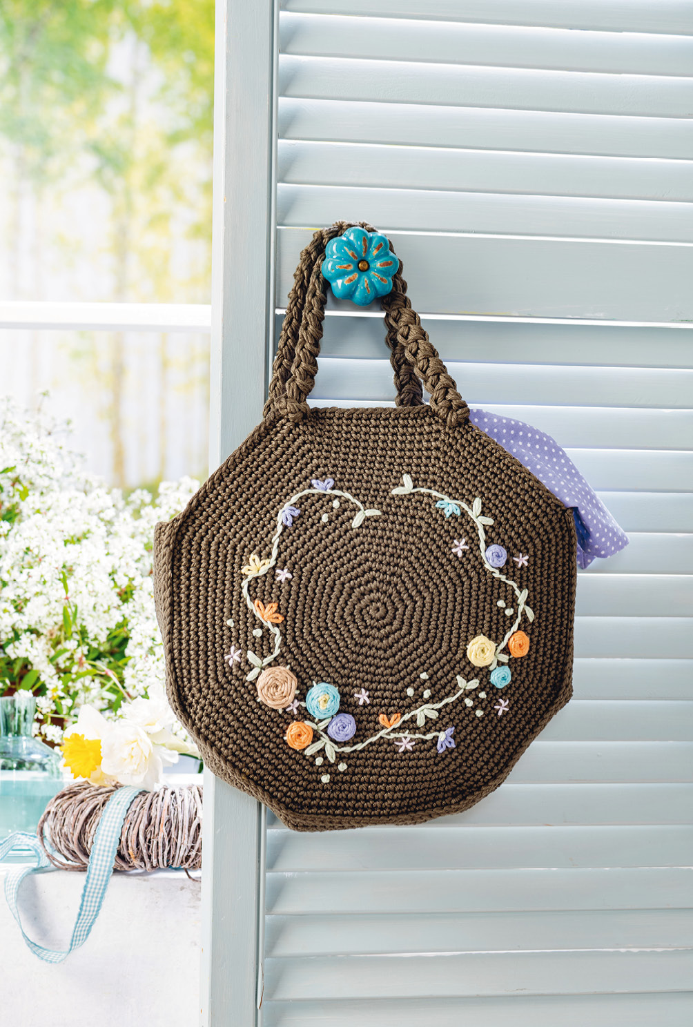 Modellansicht Bild 2: Olivgrüne Häkeltasche mit aufgestickten bunten Blütenranken