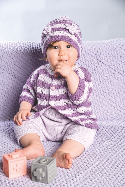Lila-weiß gestreifte Strickjacke & Mütze, pastellfarben, modisch, DIY, Highlight: Blumenmotiv.