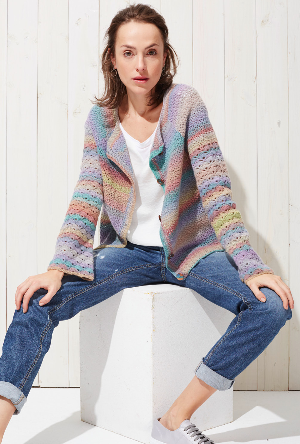 Modellansicht Bild 3: Lässige Häkeljacke mit Trompetenärmeln und Farbverlauf