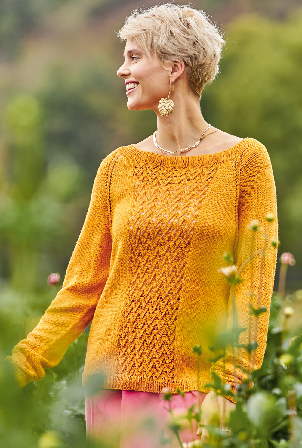 Modellansicht Bild 2: Orangener Strickpullover mit Musterbordüre als Raglan von oben

