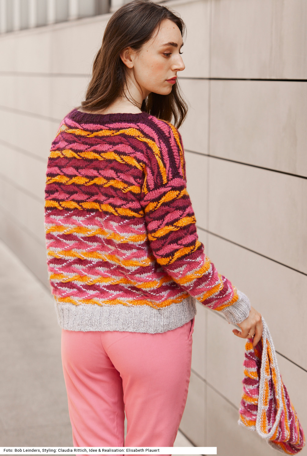 Modellansicht Bild 5: Pullover und Loop mit Hebemaschenmuster in Silbergrau, Aubergine, Fuchsia, Pink und Orange