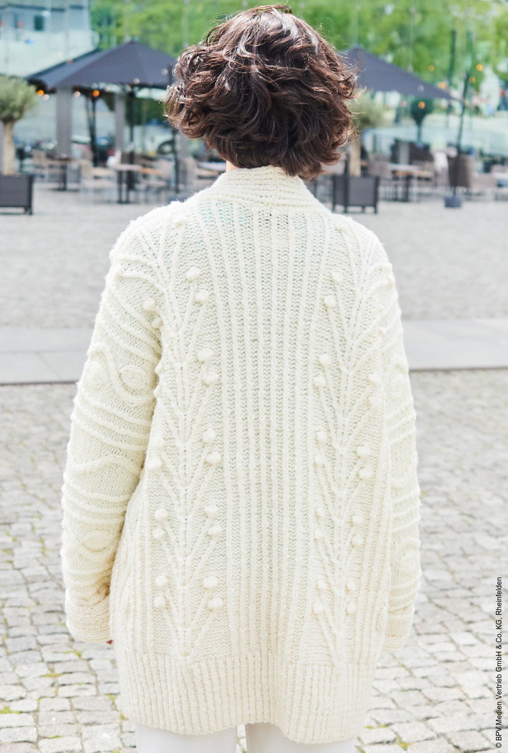 Modellansicht Bild 5: Jacke mit Aranmuster in Wollweiß